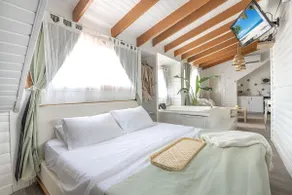 The Romantic Pearl–A suite with a shard pool - Image 3