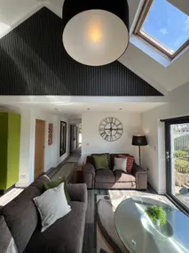 Bright and Spacious 4-Bed Flat - Image 2