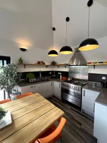 Bright and Spacious 4-Bed Flat - Image 5
