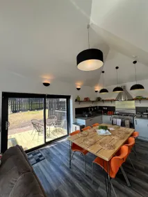 Bright and Spacious 4-Bed Flat - Image 3