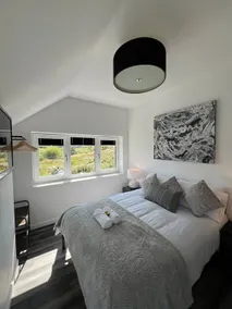 Bright and Spacious 4-Bed Flat - Image 4