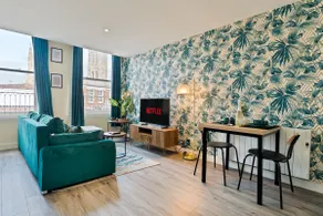 Stylish 1-Bed Central getaway with Cathedral Views - Image 3