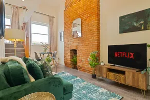 Unique Rooftop 2 Bedroom Retreat in Canterbury City Centre - Sleeps 4 - Image 3
