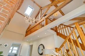 Unique Rooftop 2 Bedroom Retreat in Canterbury City Centre - Sleeps 4 - Image 5