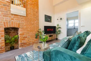Unique Rooftop 2 Bedroom Retreat in Canterbury City Centre - Sleeps 4 - Image 2