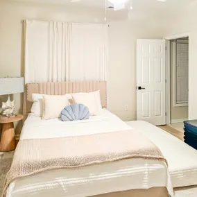 Spacious Private 2BR-2BA , Pool , Garage , Central - Image 4