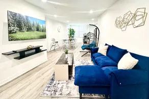 Modern + Lux 2BD Near City + Airport - Image 2