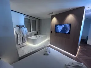 The Half Moon (luxurious and romantic apartment) - Image 4