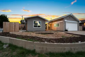Modern Studio w King Bed, Full Kitchen, Gated Yard - Image 5