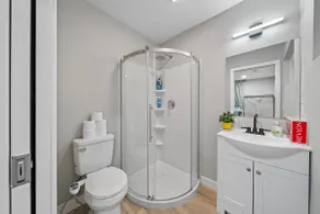 Modern Studio w King Bed, Full Kitchen, Gated Yard - Image 4
