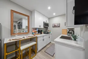 Modern Studio w King Bed, Full Kitchen, Gated Yard - Image 2