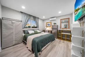Modern Studio w King Bed, Full Kitchen, Gated Yard - Image 3
