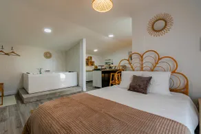 L'Envolée d'âmes – Bohemian Love Room – Parking - Image 4
