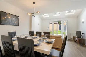 London 4-Bed in Coulsdon, 20 mins Gatwick, Parking - Image 3