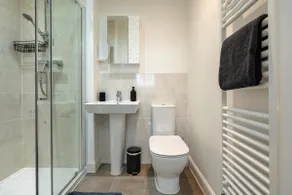 London 4-Bed in Coulsdon, 20 mins Gatwick, Parking - Image 4