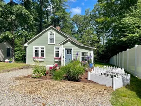 Blue Bungalow 19 | Brimfield close to Sturbridge - Image 2