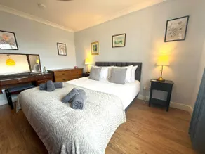 Hamilton House-Superb location! - Image 5