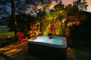 The Starlight Lodge Stylish Vintage Cabin- Hot Tub - Image 2