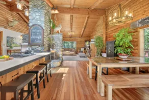 The Starlight Lodge Stylish Vintage Cabin- Hot Tub - Image 4