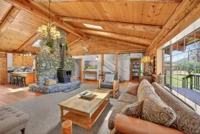 The Starlight Lodge Stylish Vintage Cabin- Hot Tub - Image 3