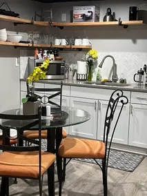 Prime location|Comfy|Guest Suite|Spacious - Image 3