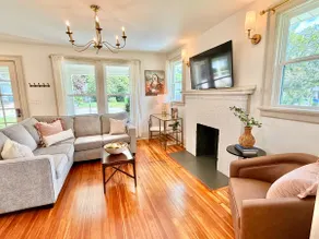 Charming Downtown Family Home with Fenced Yard - Image 4