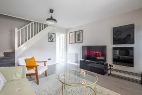 Stylish 2-Bed Home in Cambridge - Image 5