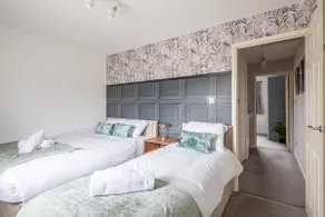 Stylish 2-Bed Home in Cambridge - Image 4