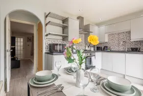 Stylish 2-Bed Home in Cambridge - Image 3