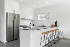 Spacious 5BR With 2 Parking | 4 Min To Woolworths - Image 4