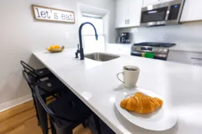 Jennifer's Elegant & Cozy Broadway Walkable Stay - Image 3