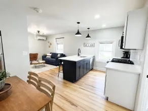 Jennifer's Elegant & Cozy Broadway Walkable Stay - Image 2