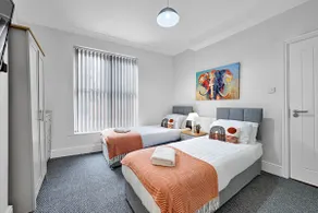 Kemble House - Spacious 5 Bedroom - Sleeps 10 - Image 2