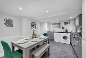 Kemble House - Spacious 5 Bedroom - Sleeps 10 - Image 3