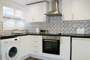 City Centre Two Bed Apartment for Work stays and Families - Image 4