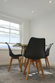 City Centre Two Bed Apartment for Work stays and Families - Image 3