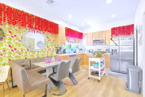 H. Cute NoHo 5BR by Universal + Balcony: Fifa Sofi - Image 4
