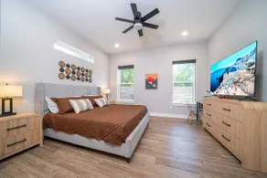 Modern | 4 TVs| 1 King+2 Queens| 1 GbWi-Fi| BBQ - Image 4