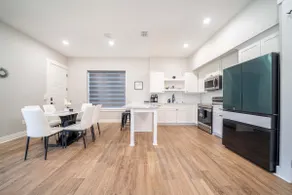 Modern | 4 TVs| 1 King+2 Queens| 1 GbWi-Fi| BBQ - Image 3