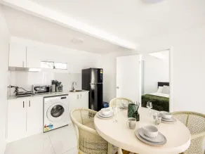 Modern Studio Retreat in Heart of Sunnybank - Image 4