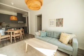 Central, newly renovated apt. - Image 2