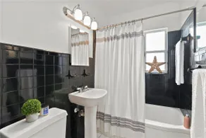 5-STAR 2 Bdrm HOUSE w/ KING BED+HotTub+Fenced Yard - Image 4