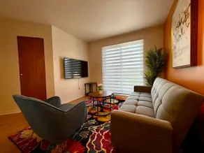 Comfortable 1BR in West Island + Free Parking - Image 2