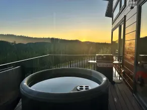 Cliffhanger Chalet · Hot Tub · Sauna · 16 Guests - Image 4