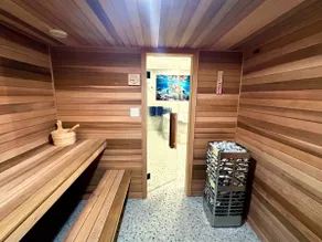 Cliffhanger Chalet · Hot Tub · Sauna · 16 Guests - Image 5