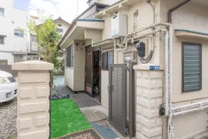 You can lie down and relax. * A private, standalone house with free parking for up to 2 cars * Sleeps 1-8 people - Image 4