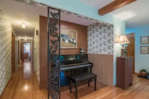 Luxury mid-century forest home, mins from downtown - Image 2