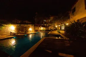 Centrally located apartment with pool - Image 3