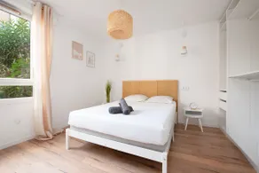 Bright 2-bedroom apartment with terrace, air conditioning & parking - Image 3