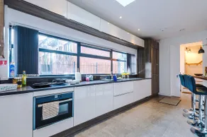 Stunning 3BR Townhouse, Terrace, Games, Free Parking - Image 5